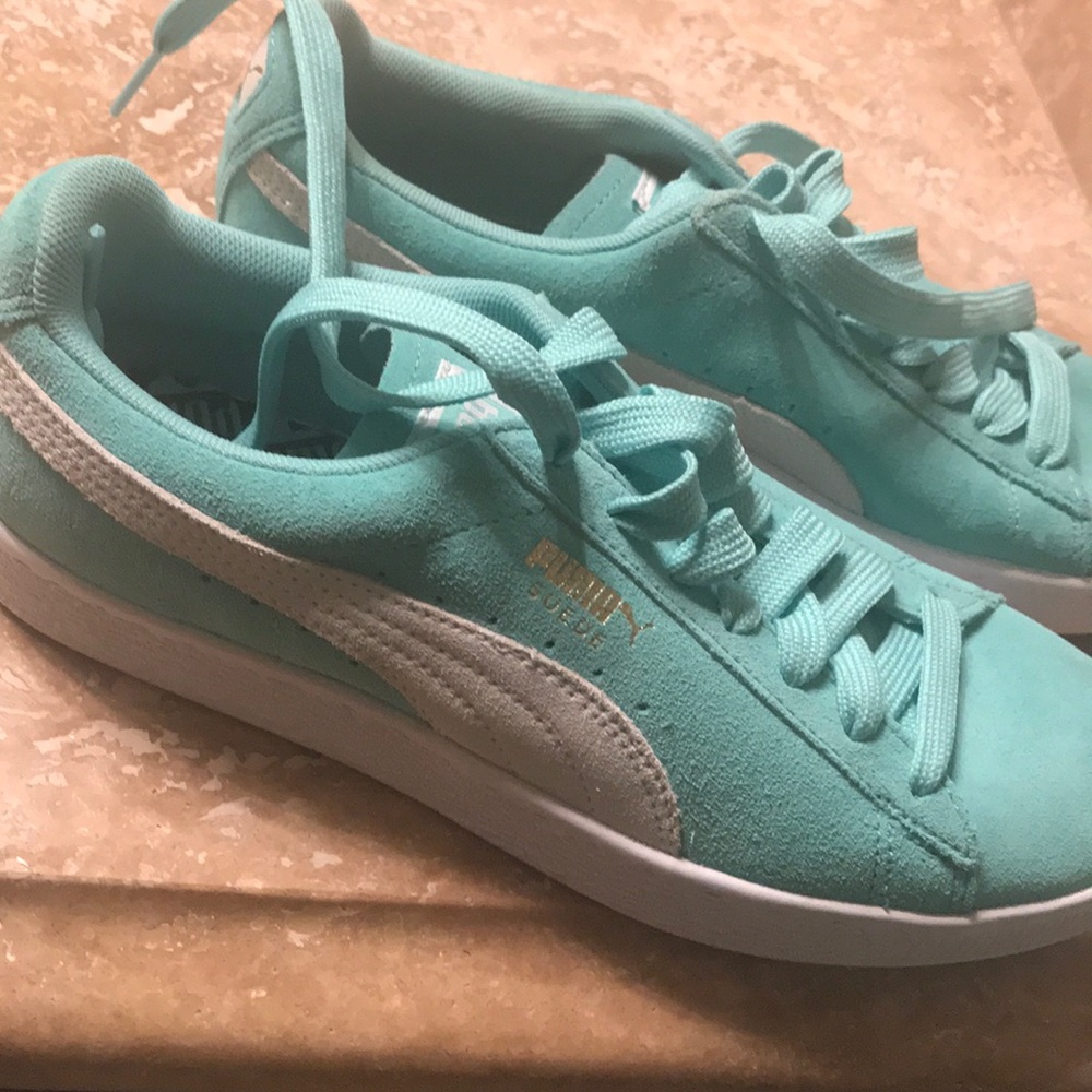NWOT Tiffany blue pumas